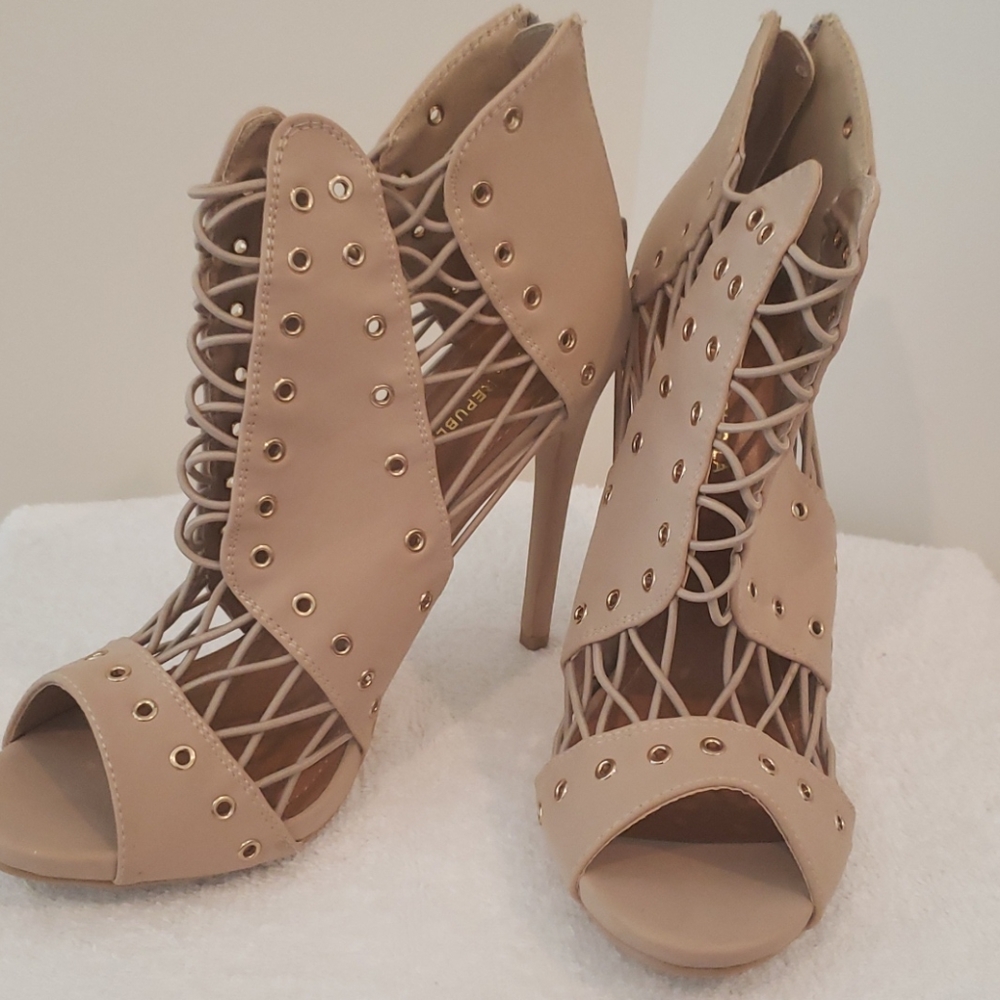 Open toe heel shoe